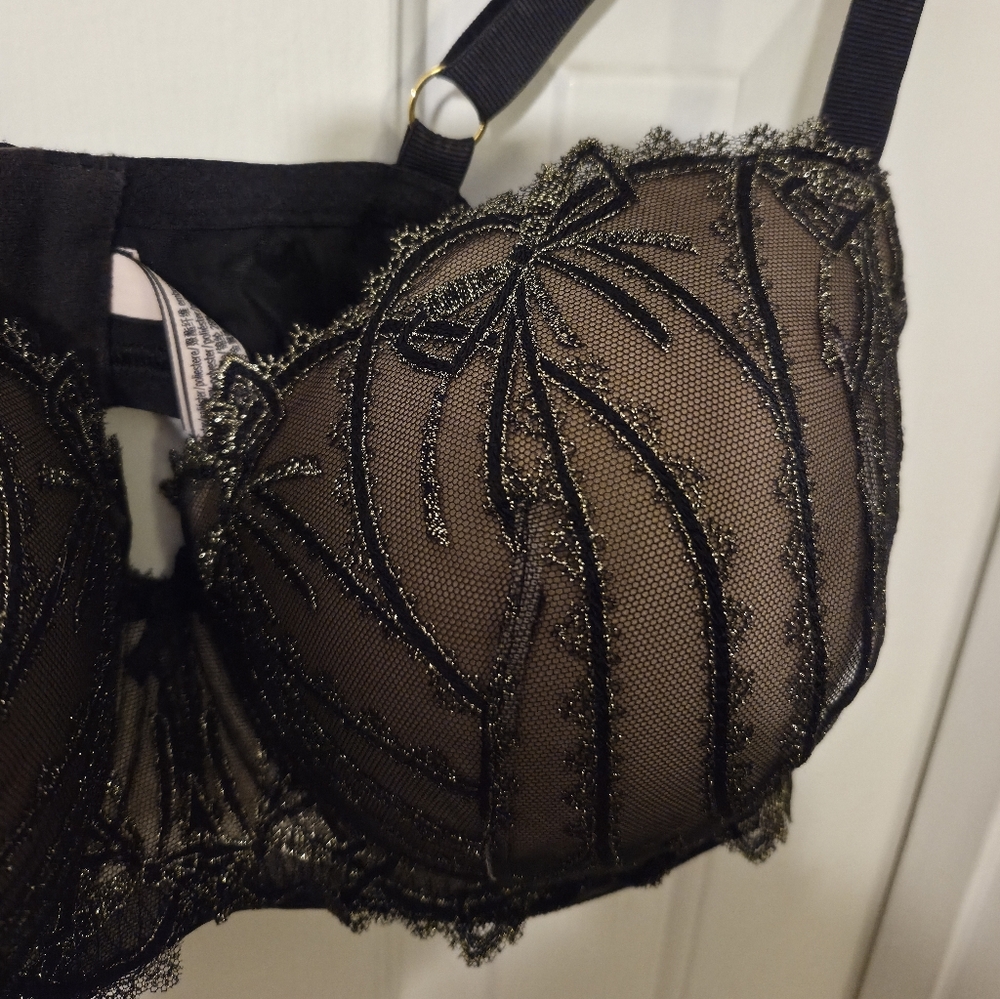 Victoria's Secret Black and Gold Lace Bra - Picture 15 of 16